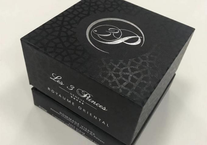 Boîte-cadeau noir mat de carton avec l'emballage crème facial cosmétique de bouteille de parfum de couvercles