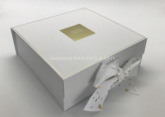 Chine Petits/grands boîte-cadeau blancs simples de carton avec le ruban de couvercles cintrent l'estampillage chaud de feuille d'or fournisseur